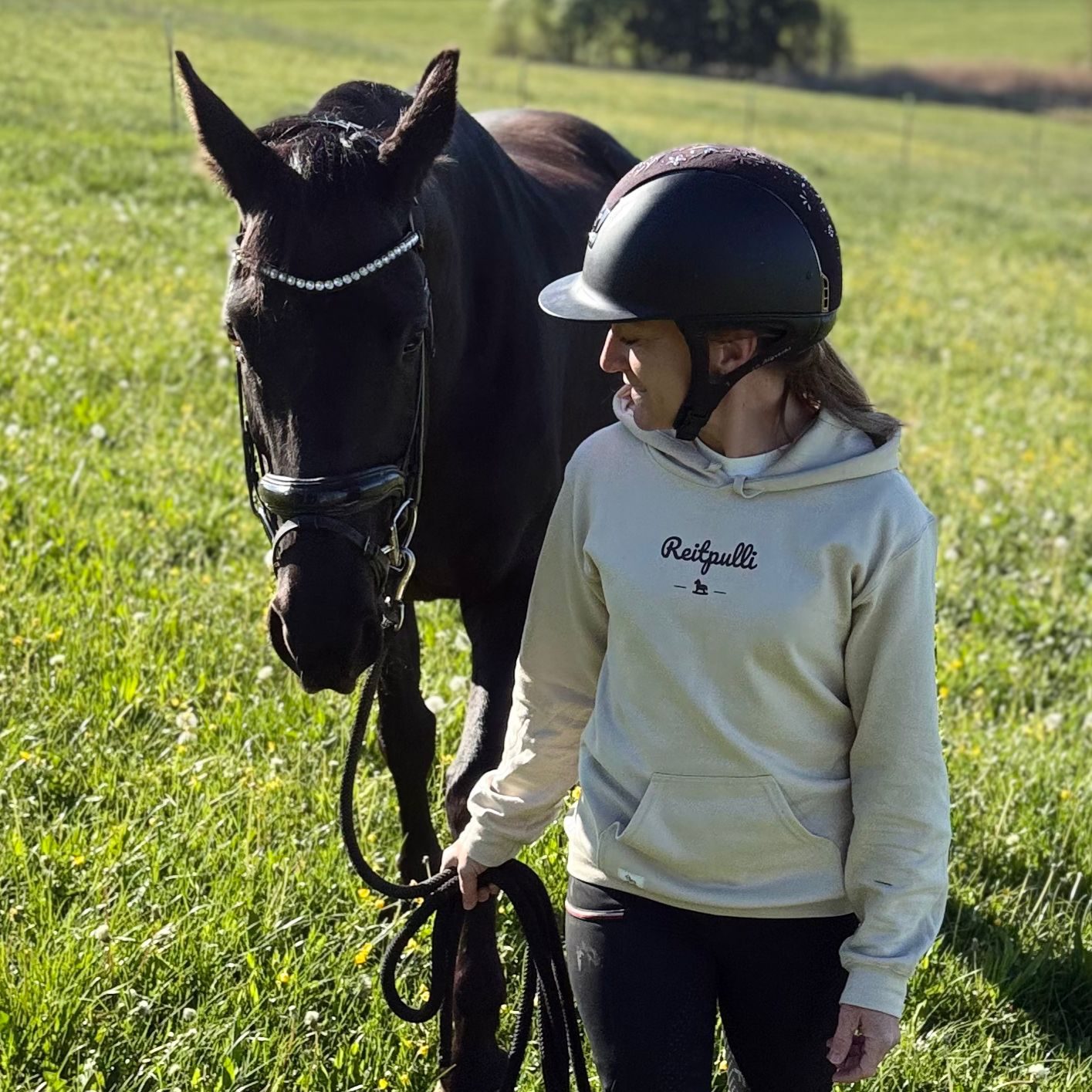 Kind trägt Reitpulli – Hoodie