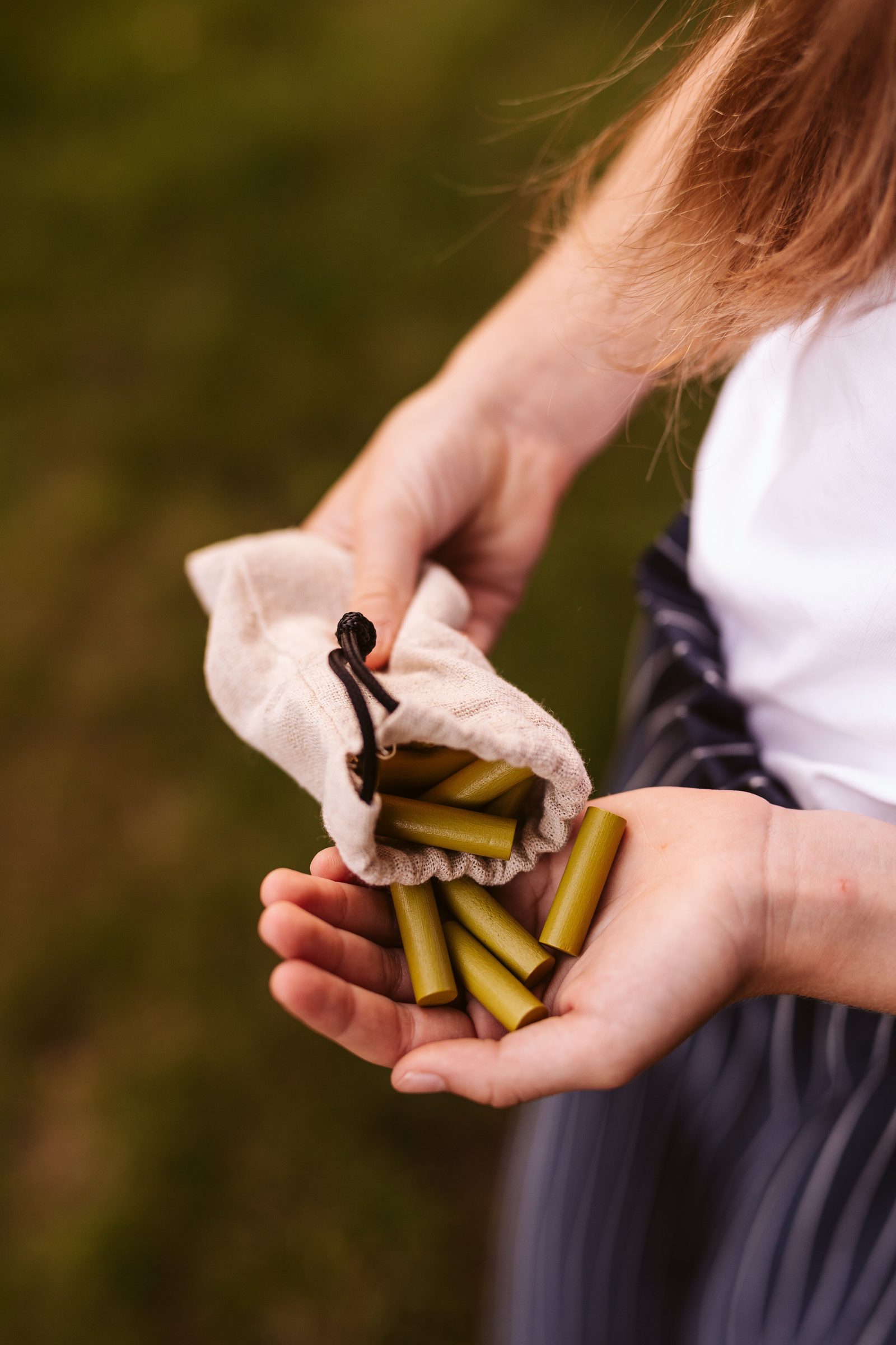 Das Zubehör — Putztasche, Striegel, Futtereimer — alles aus Echtmaterial.