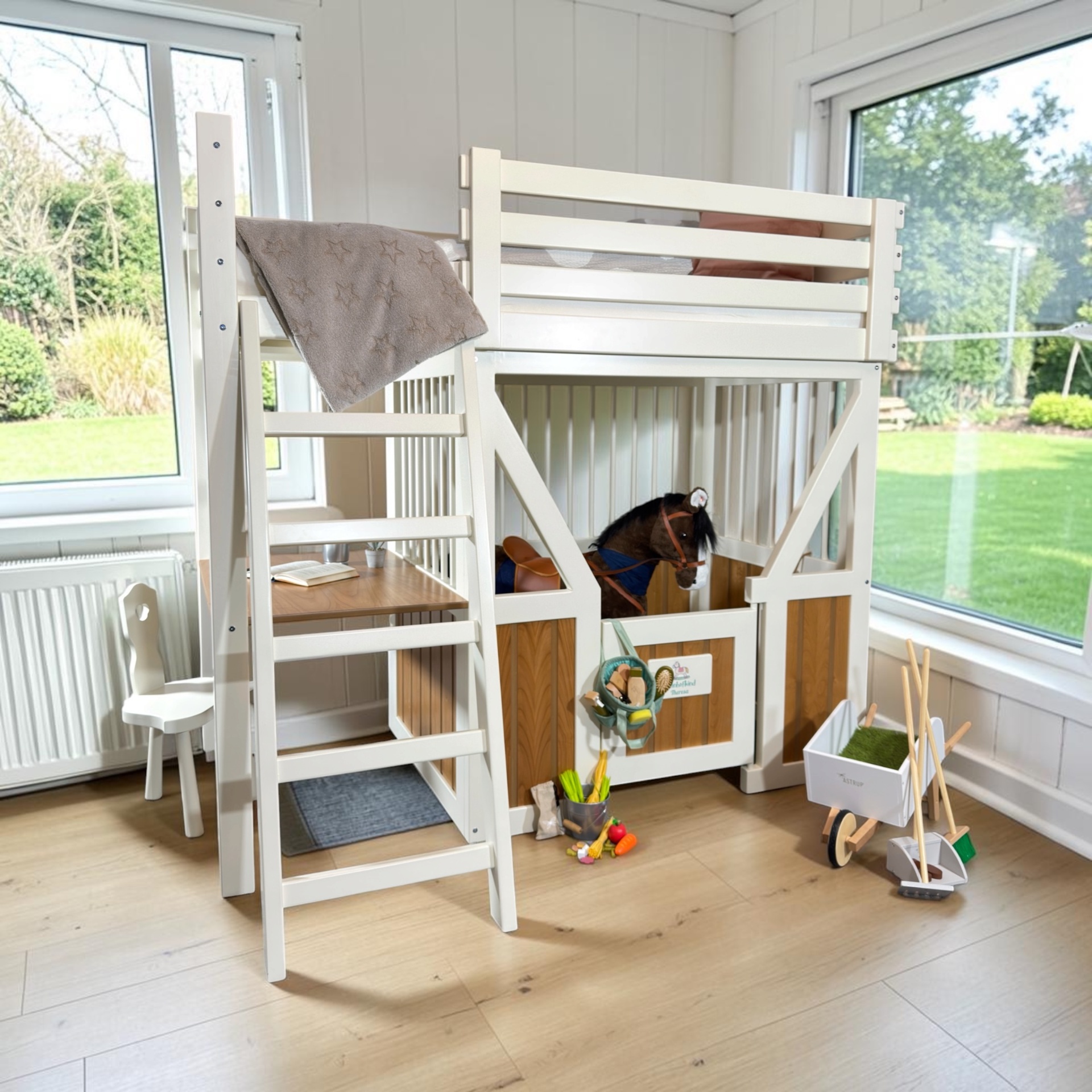 Spielbett aus Massivholz mit Reiterhof und Pferdebox unter der Liegefläche